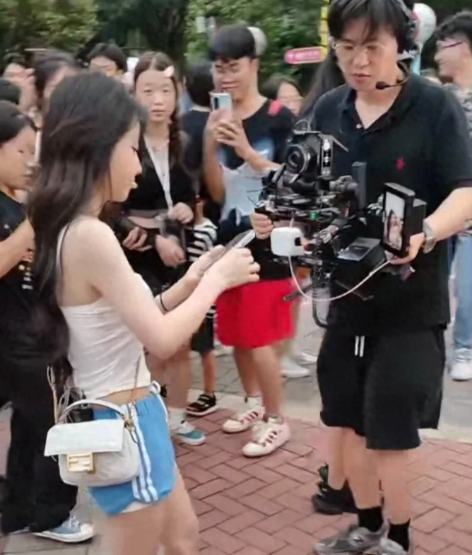 冯提莫欢乐谷被偶遇,个矮腿短身材五五分,自述1米6惹争议