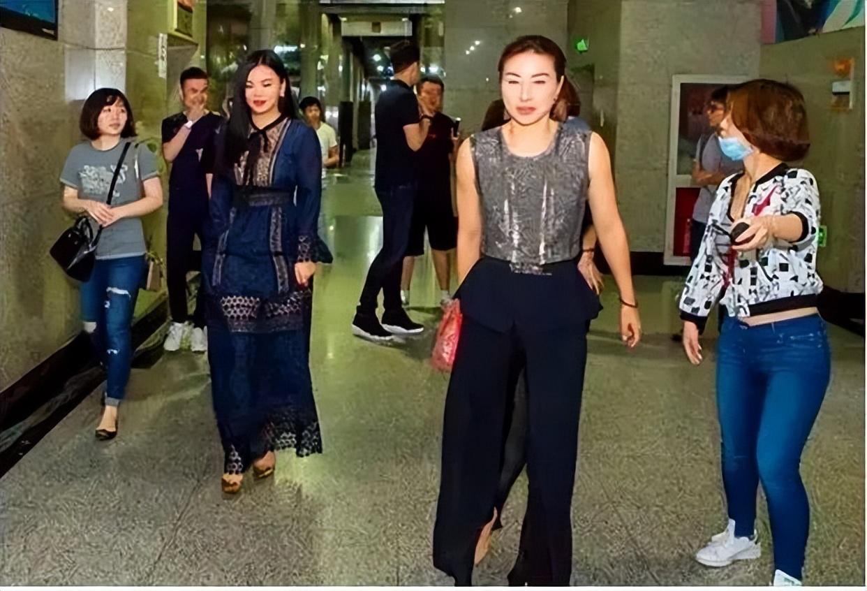 当郭晶晶与李湘同台,才知道了“真豪”与“土豪”的差距有多大了