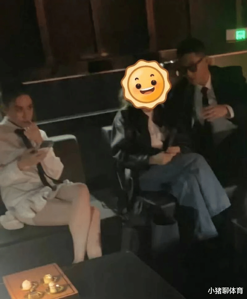 何超莲窦骁传婚变！同框「零笑容」，中间还隔着人