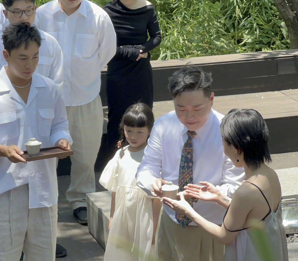 郝劭文|郝劭文今日大婚释小龙当伴郎,新娘穿得像睡衣,8岁继女见证幸福