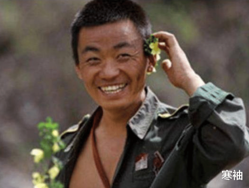 王宝强出名后，家乡村口给他立了个牌坊，他回家探亲顿时火冒三丈