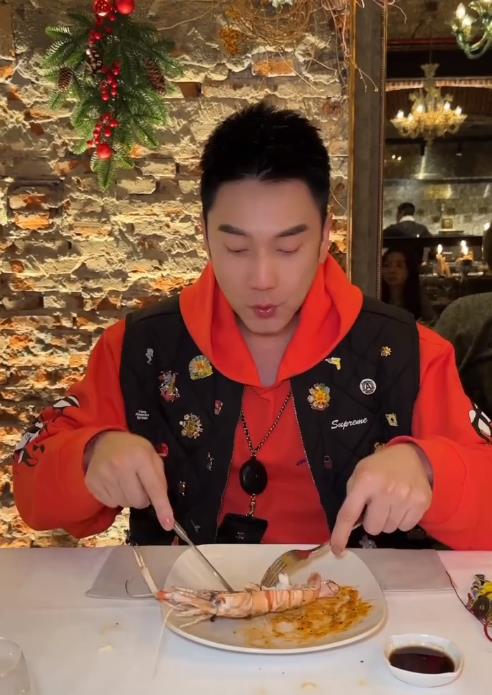 笑喷！林依轮和23岁儿子游上海迪士尼，网友：别合影，对儿子不利