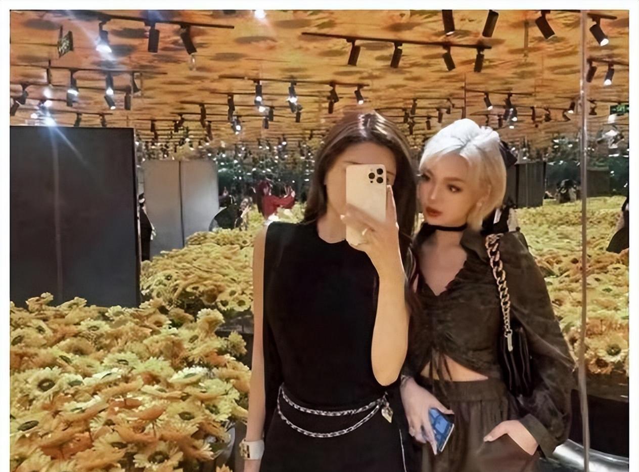 郭美美再次开始炫富,现身高级餐厅就餐,化浓妆不敢相认,承认自己的恋情