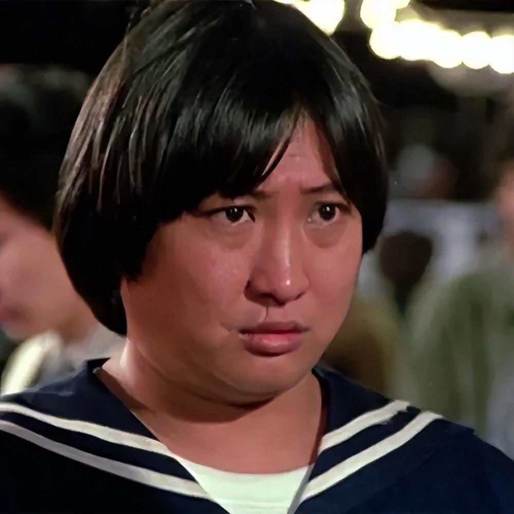 洪金宝一生就收了两个门徒,一个已经是一线巨星,另一个躺着赚钱