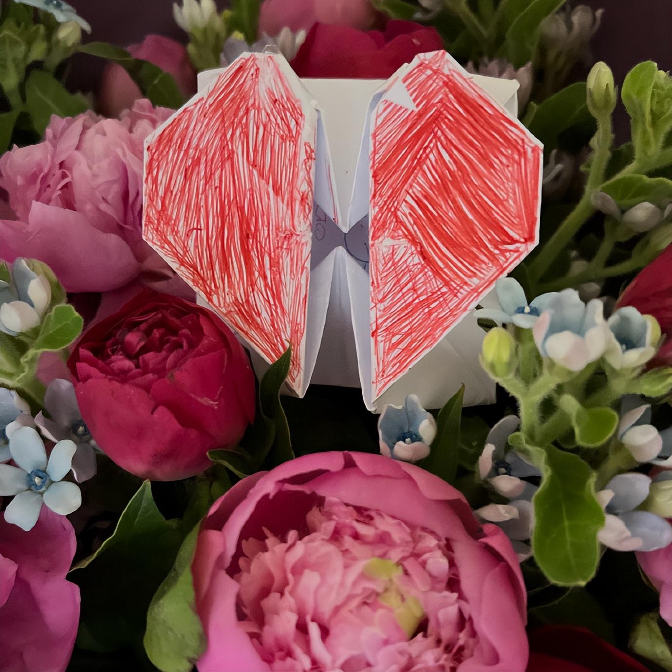 梁洛施|梁洛施晒儿子送的母亲节礼物,和李泽楷关系悬殊