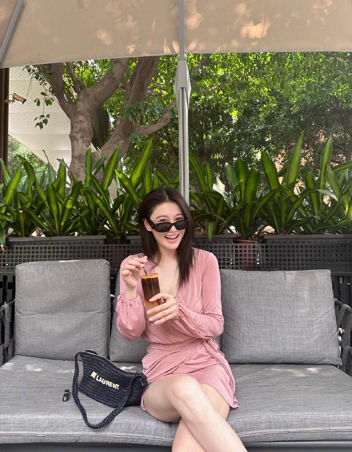 张馨予|张馨予首次粘假睫毛,何捷买下11种打包送老婆,夫妻对话超甜蜜