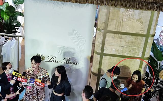 林依晨|林依晨被曝婚变后现身活动现场，穿连体裤秀好身材，笑容很灿烂