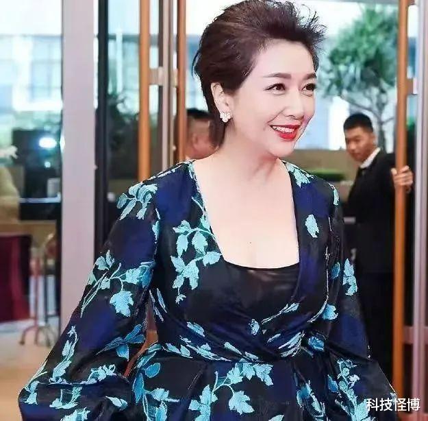 发型 56岁江珊颜值没有“掉线”发型美出圈！超短发配花裙别有韵味！