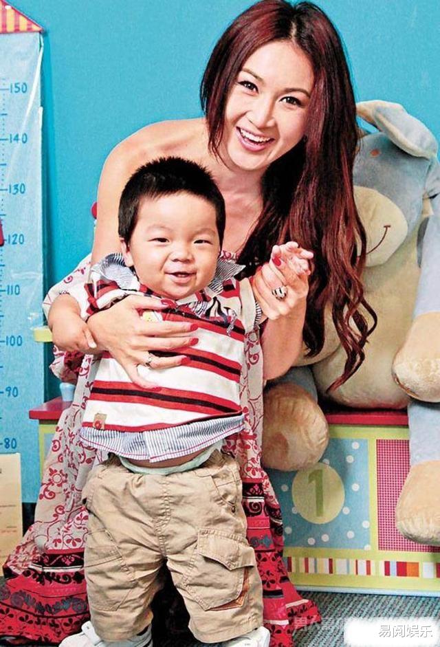 56岁温碧霞晒全家福,丑儿子面向老陈,13岁他看起来像31岁