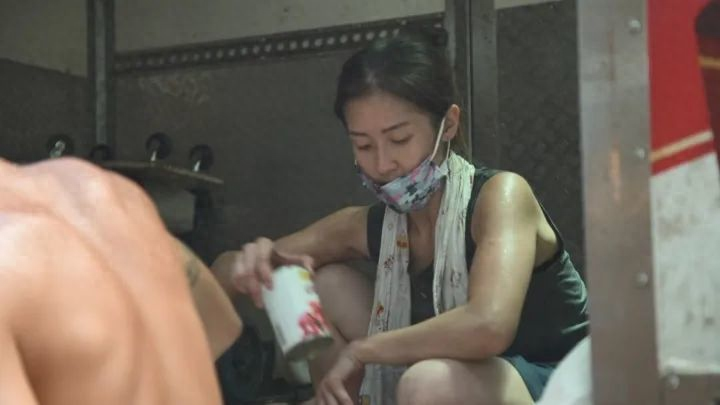 当年在节目上被富二代追走的“最美女搬运工”，现在过得如何呢？