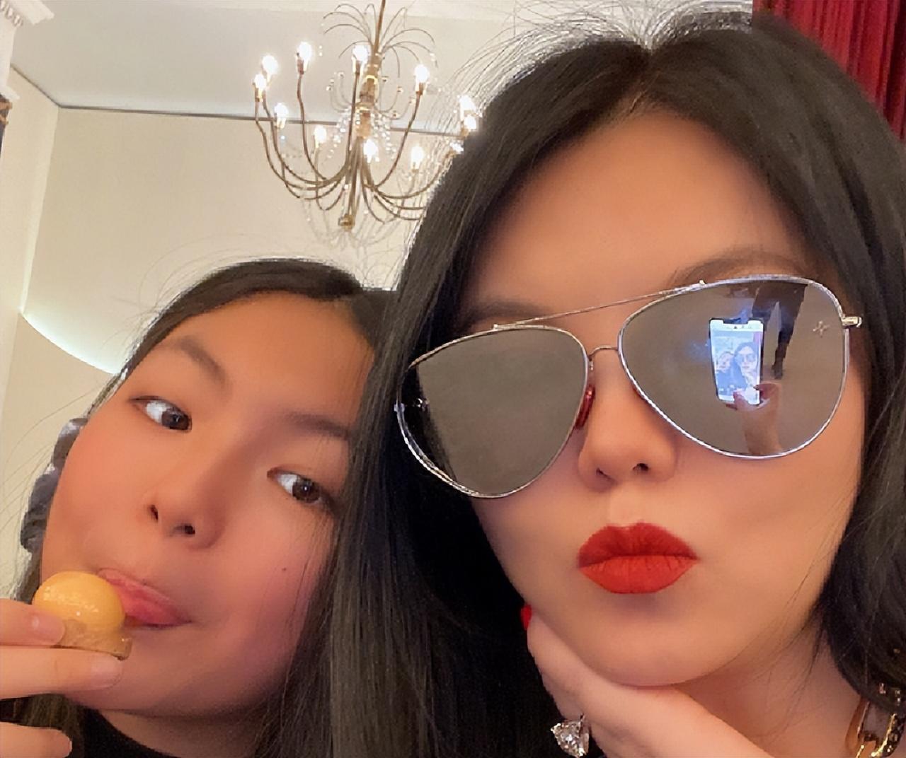 李湘14岁女儿当画家！一幅水粉画估价上百万，靠画画获英国奖学金