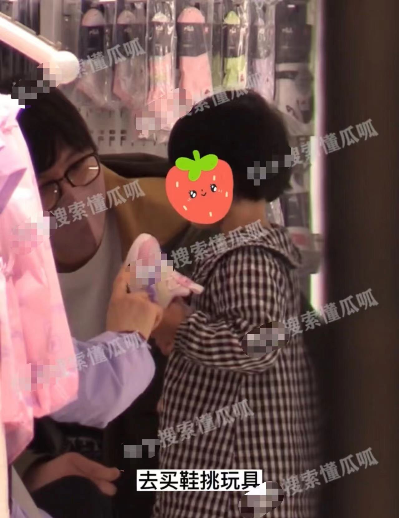 女孩|35岁知名演员被曝隐婚生女！抱小女孩逛街显亲密，本人忙发文澄清
