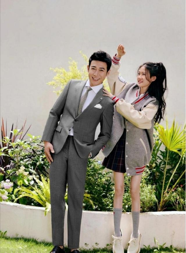 陆毅|陆毅父女拍写真,女儿细腿被疑P图太过引争议,全家共用一张脸