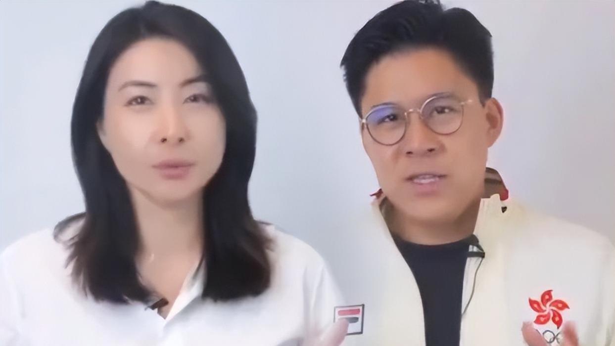 41岁郭晶晶西湖被偶遇，十级美颜仍皱纹明显，戴定制项链太幸福！