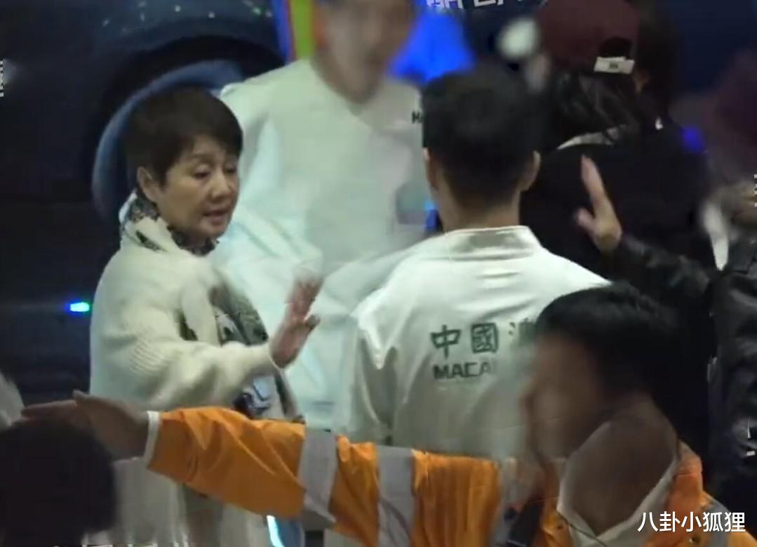 奚梦瑶一家三口聚会，结束后她挂在何猷君身上撒娇，男方表情亮了