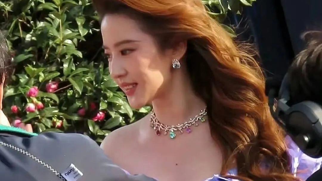 上海这一夜，星光闪耀，刘亦菲惊艳全场，内娱反白幼瘦再下一城