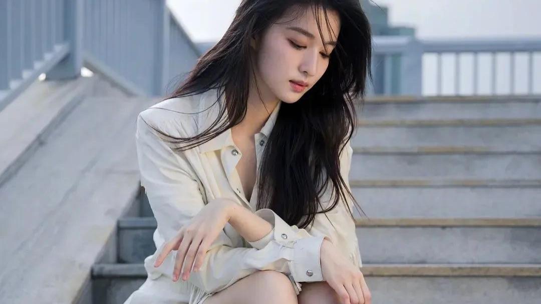 热搜上的王楚然，黑料缠身，被扒得底裤都没了