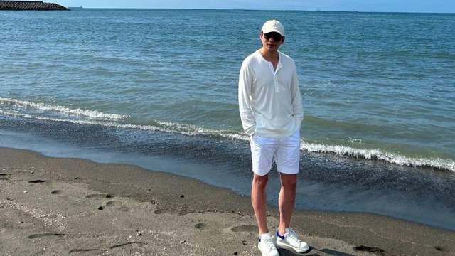 汪小菲海边拥抱女儿，9岁汪希玥暴风抽高，姐弟俩回家后变怯懦！