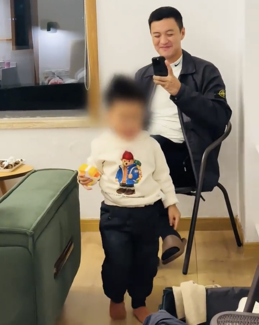 朱丹带一双儿女探班老公,一家四口温馨团聚,周一围跟孩子互动有爱