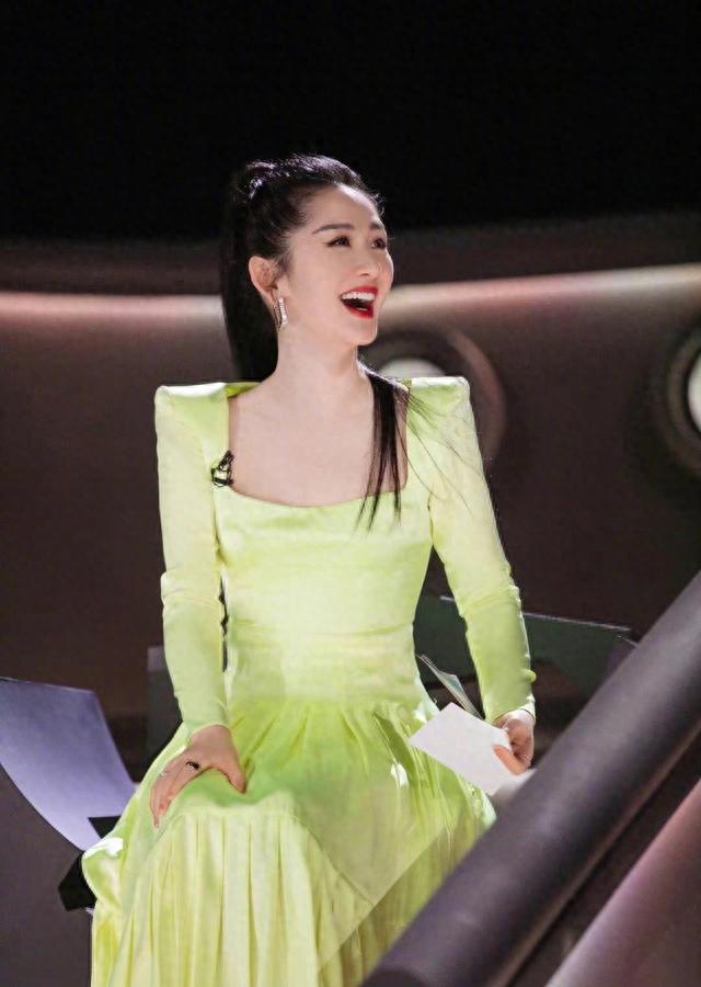 谢娜76岁父亲大摆宴席！高调庆祝从艺50周年，真实身份相当显赫