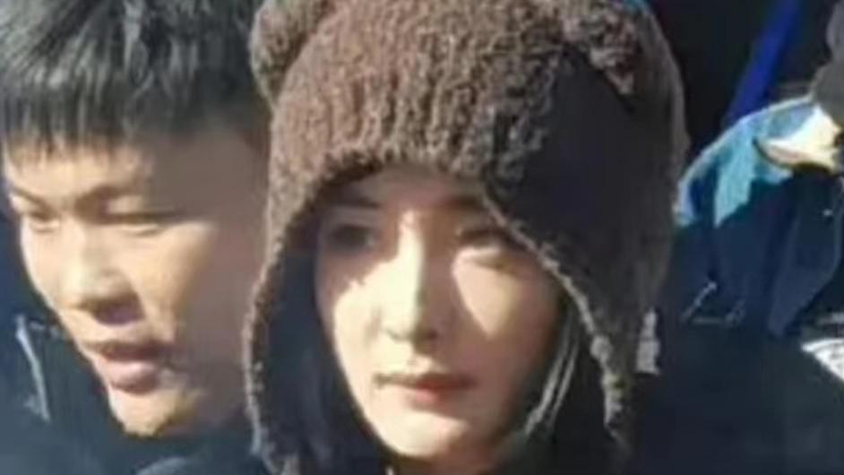 电影|杨幂穿北电校服现身开机式，山根粗壮笑容僵，电影质量遭质疑