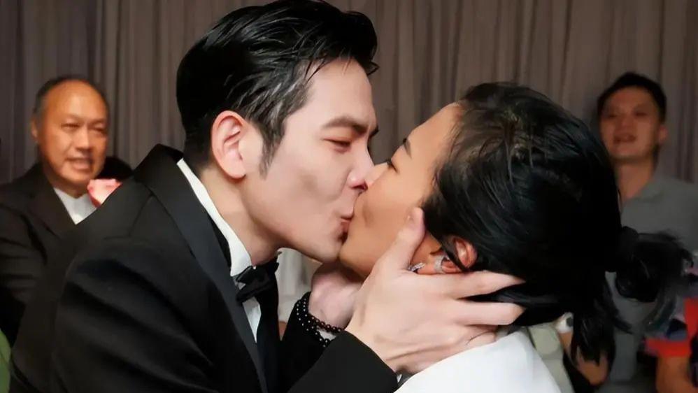 萧敬腾求婚大14岁经纪人，牵出明星和经纪人关系，只能用复杂形容