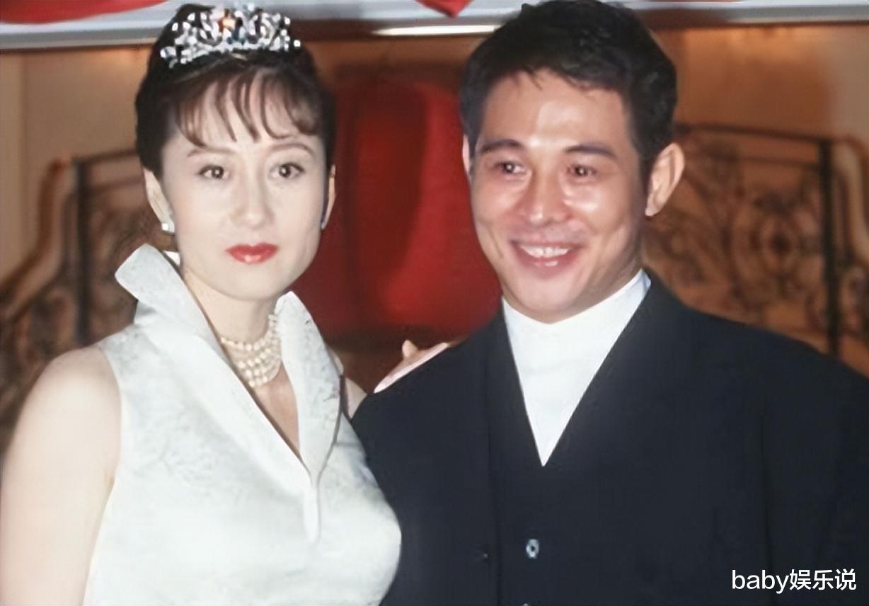 利智|利智：被李连杰宠爱34年，外人看来是掉进蜜罐，甜蜜背后全是眼泪