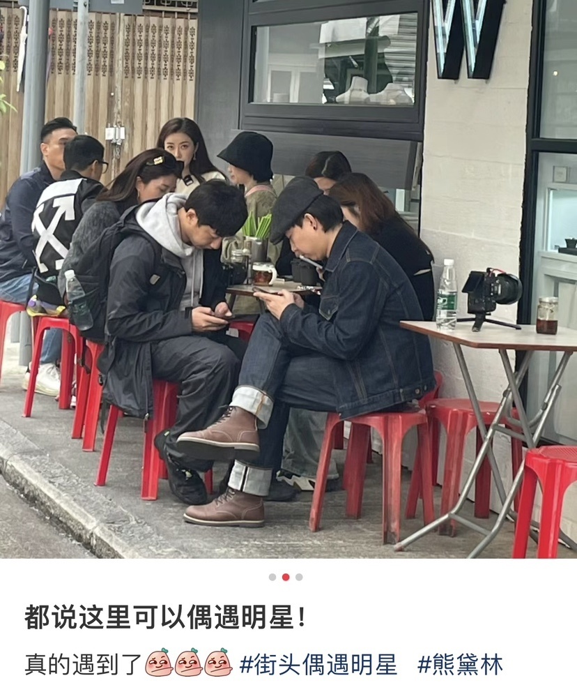 偶遇熊黛林和老公街头吃茶档,气质温柔颜值出众,洋溢满满幸福
