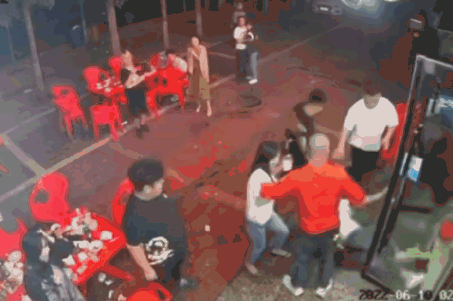 唐山烧烤店,殴打女性一事,男子应该判几年?