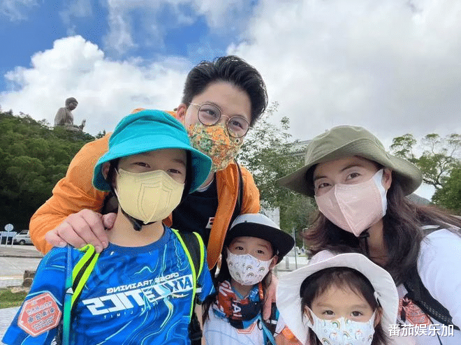 霍震霆带俩孙女游玩，郭晶晶女儿颜值极高，乖巧懂事惹人爱