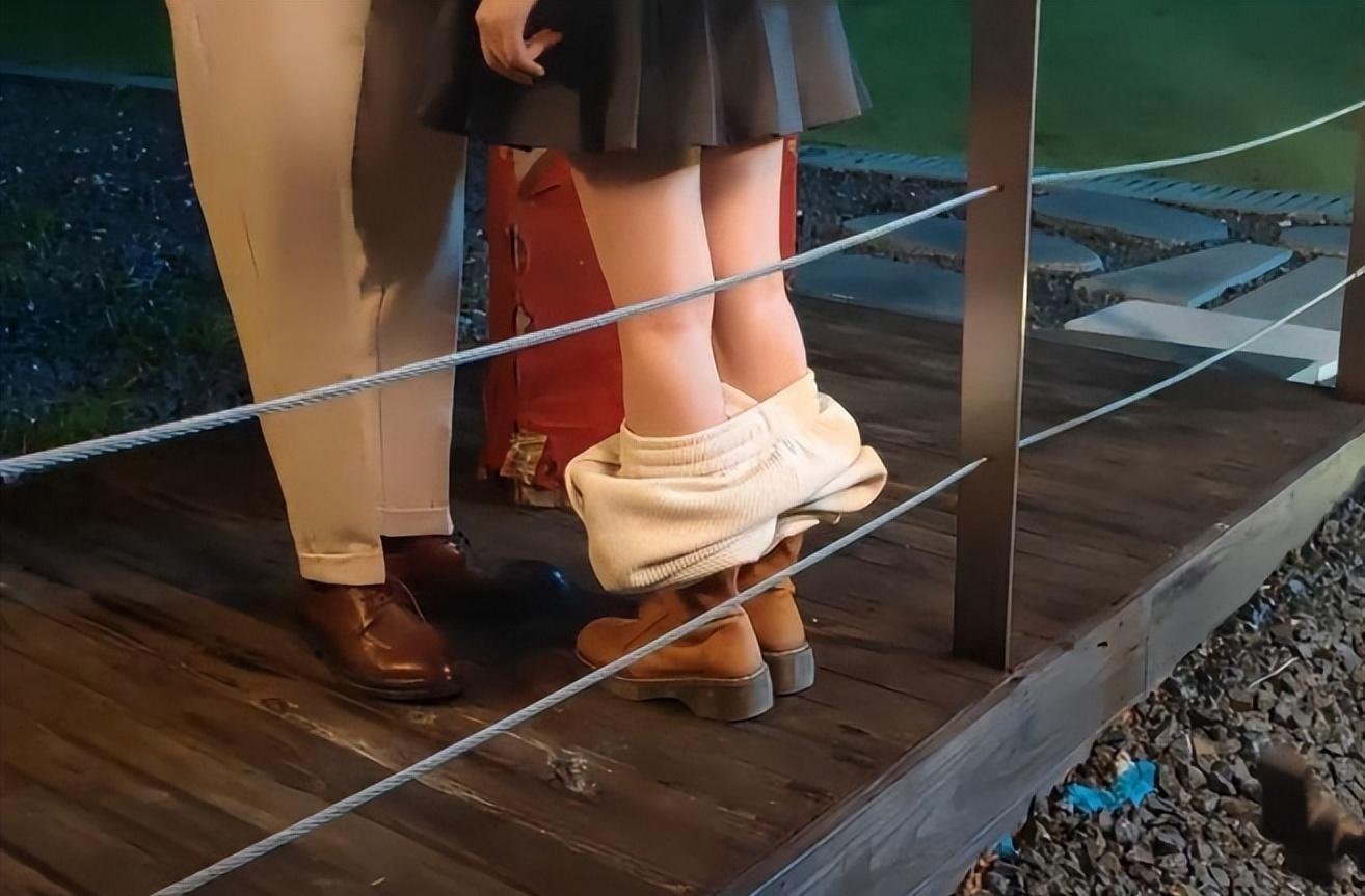 难怪电视里只有上半身,镜头下移后,全是辣眼睛的尴尬全景!