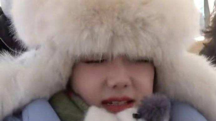 女明星零下15度户外录节目被冻哭，蜷缩成一团取暖仍冻得痛哭流涕