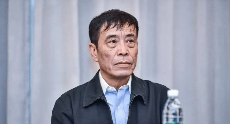 央视直播!陈戌源被抓首次亮相,剪头发了,瘦得不敢认,鞠躬道歉!