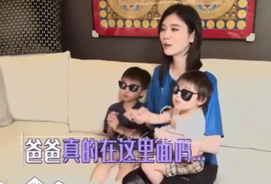 奚梦瑶带娃画面公开，母子三人互动温馨，儿子像爸爸女儿像妈妈