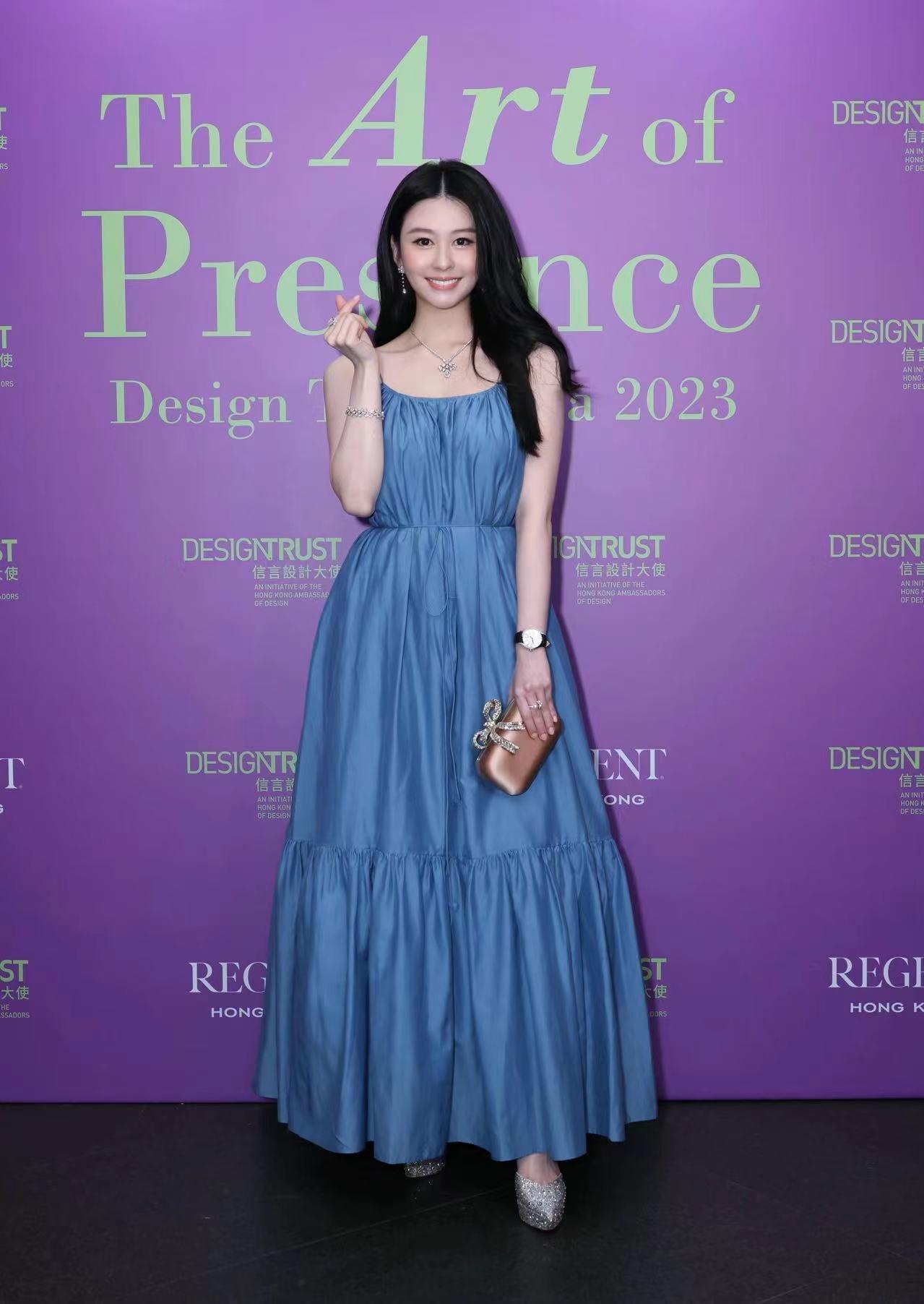 沈月|邱淑贞女儿现身晚宴,与外籍男星合影,秀香肩事业线颜值不输妈妈