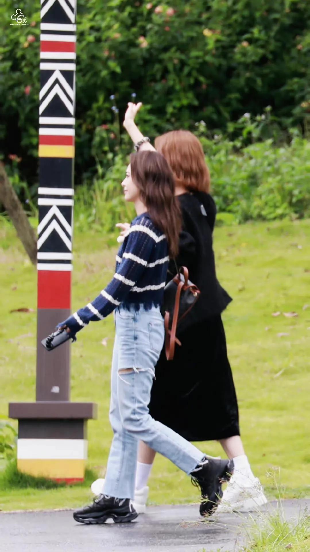 吴谨言对钟欣潼说：“咱俩同撑一把伞吧，我正好有事跟你聊！”