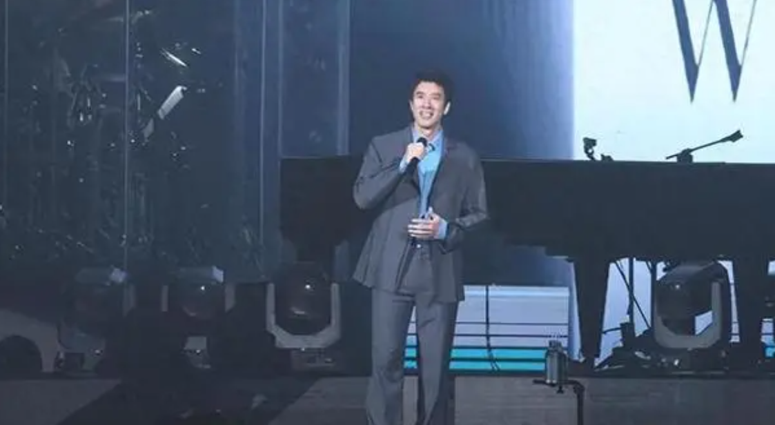 王力宏复出再撕李靓蕾?演唱会哽咽下跪,透露自己好委屈