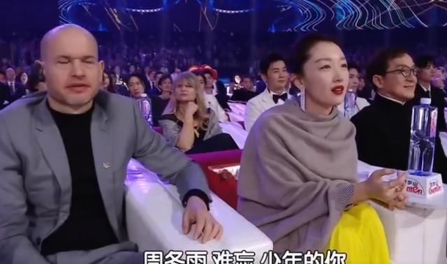 周冬雨|北影节开幕式座位安排显咖位,高叶坐张颂文背后,周冬雨紧挨成龙