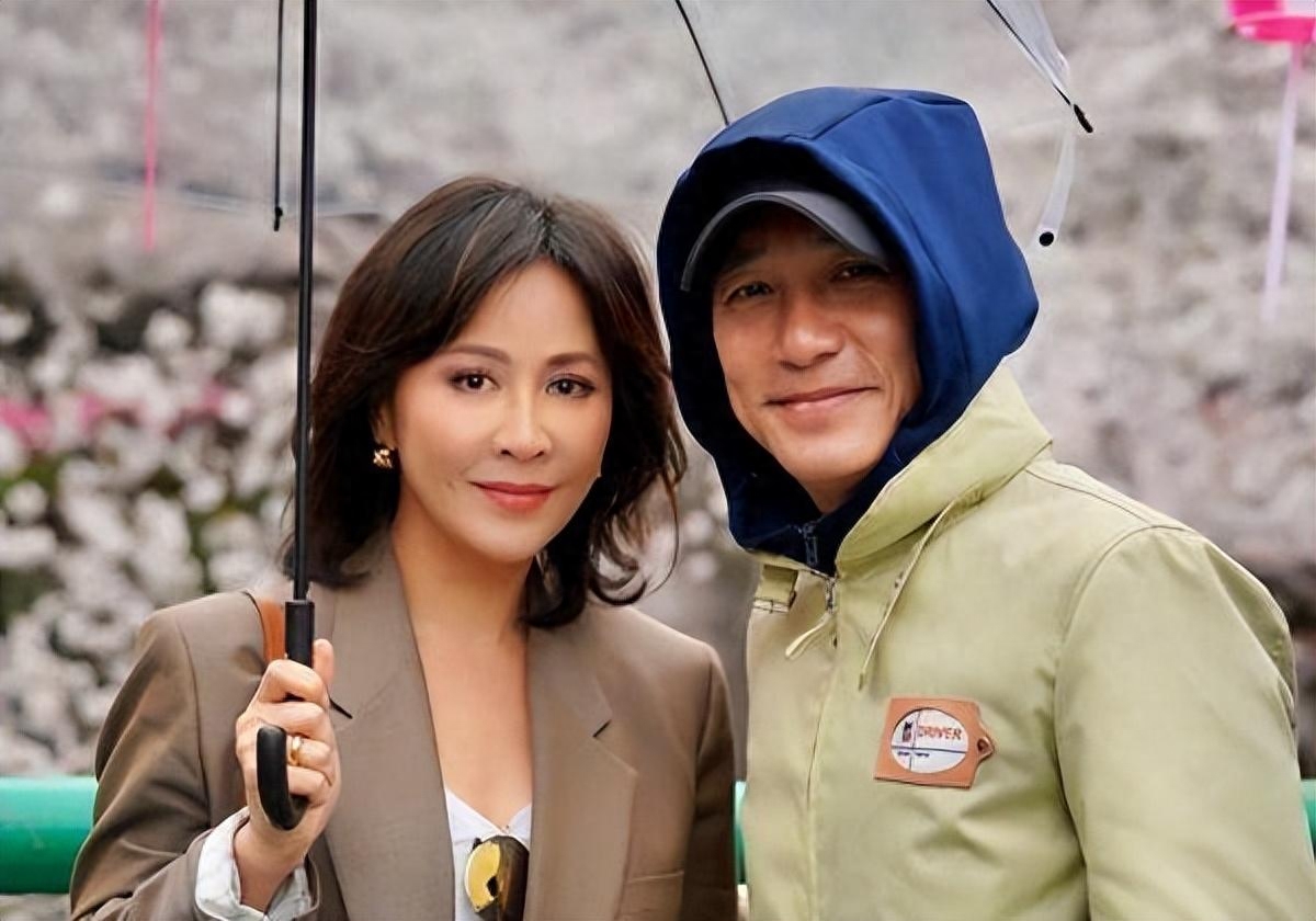 梁朝伟已返回香港,携刘嘉玲一起与好友相聚,私生子谣言不攻自破