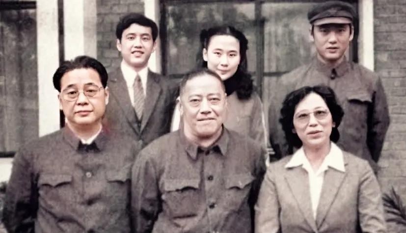 朱琳|1984年,李鹏一张罕见的全家福,妻子朱琳、女儿李小琳,罕见出镜