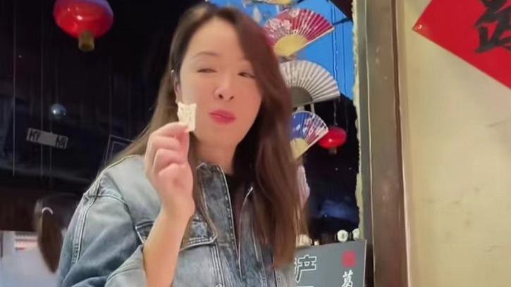 向海岚|港姐冠军向海岚现身成都！路边摊大口撸串接地气，48岁成珠宝商人