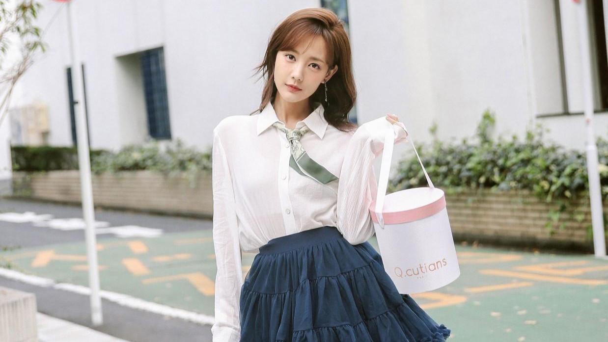 李一桐夏日新穿搭，美翻天了！她符合当下审美，身材脸蛋都没得说