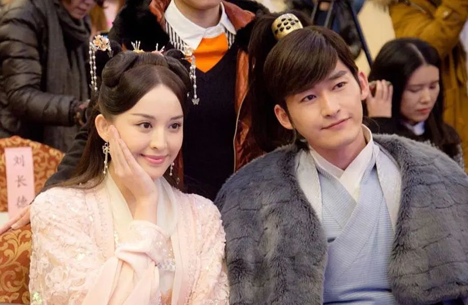 古力娜扎|五一出游，古力娜扎“内裤装”惹众怒，被骂“低俗”竟然把秦岚也拖下水了