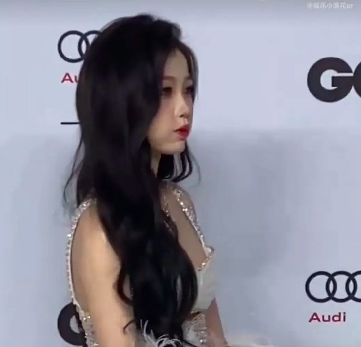 GQ盛典虞书欣生图一言难尽！妆容邋遢被吐槽刮了两层腻子，还嘟嘴