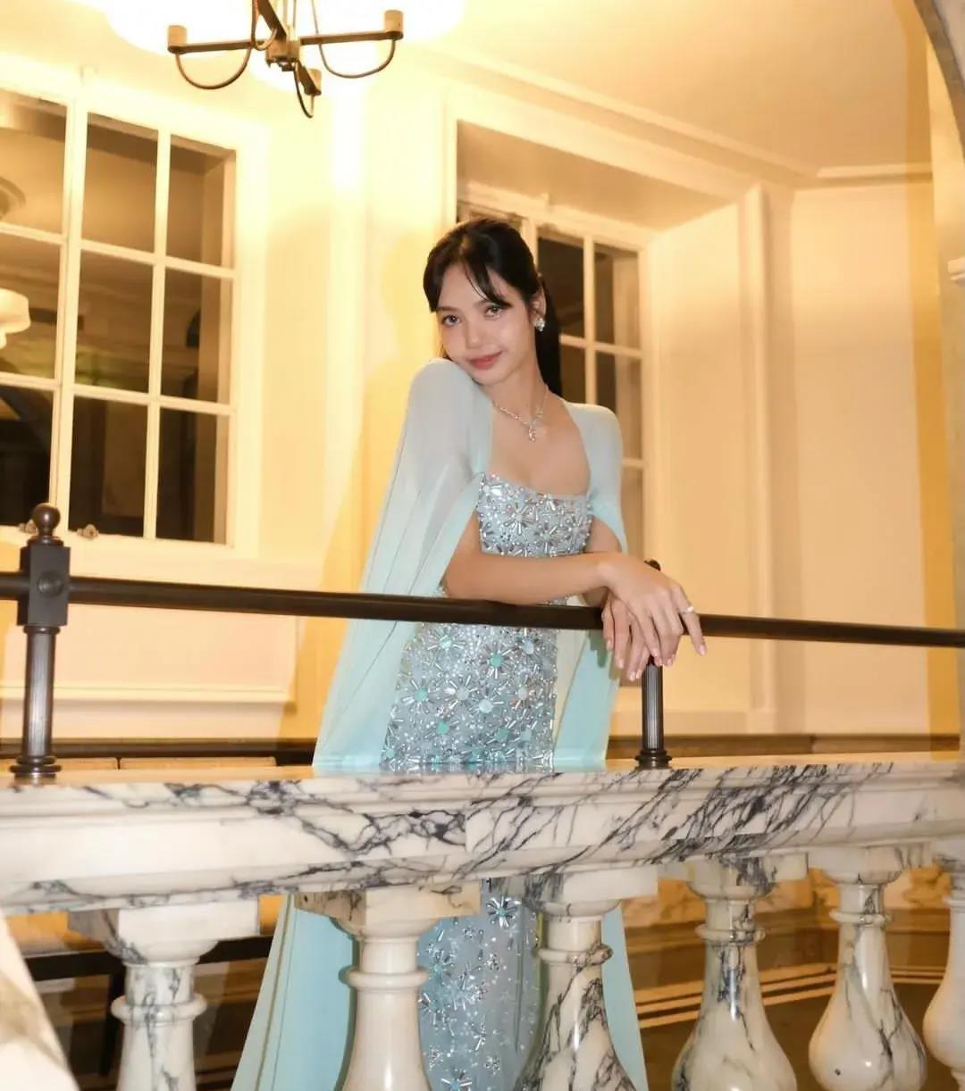 Lisa再也回不去了，梭哈了所有筹码，就是为了这朵圣诞玫瑰