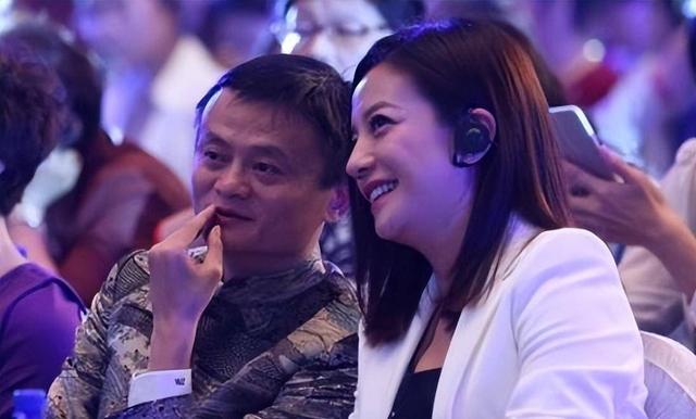 赵薇|赵薇穿男士外套再现身,与粉丝互拍心情好,三天两地往返疑复出?