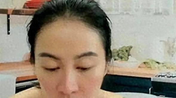 叶璇开启直播带货“失误”“下垂”用擦边博取热度