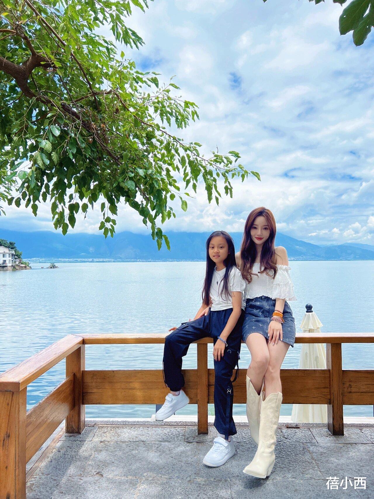 42岁李小璐比22岁时更粉嫩!穿短T恤+短裙像个大学生,身材太惊艳