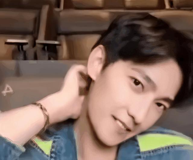 杨洋直播还不忘耍帅,全程摇头晃脑,不放过任何展现美貌的机会