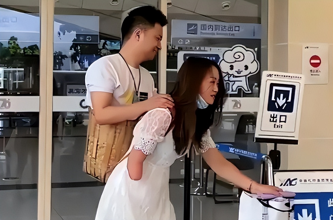 “连体夫妇”走红后,无腿丈夫抛妻弃子另寻他欢,现状令人唏嘘